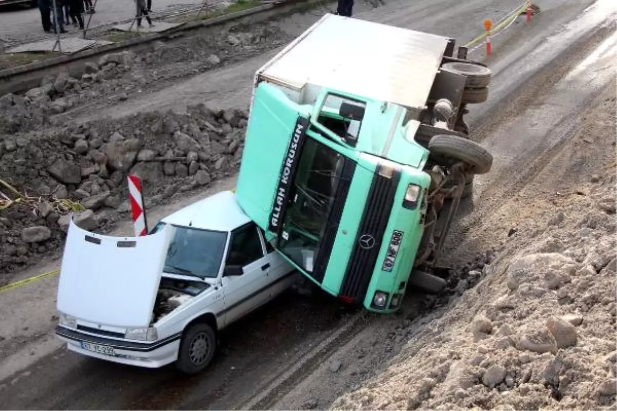 Zonguldak\'ta Kamyon Otomobilin Üzerine Devrildi