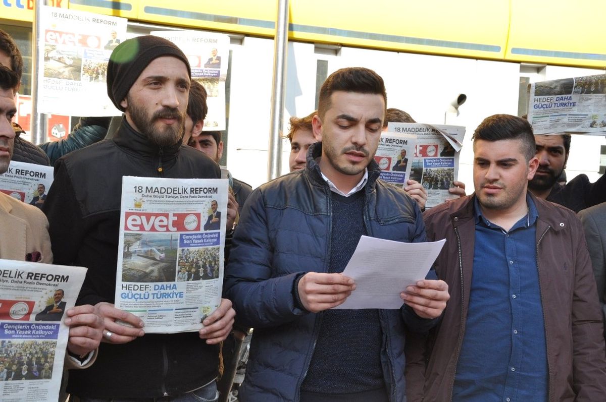 Ak Gençler Kılıçdaroğlu\'na \'Evet\' Gazetesi Gönderdi