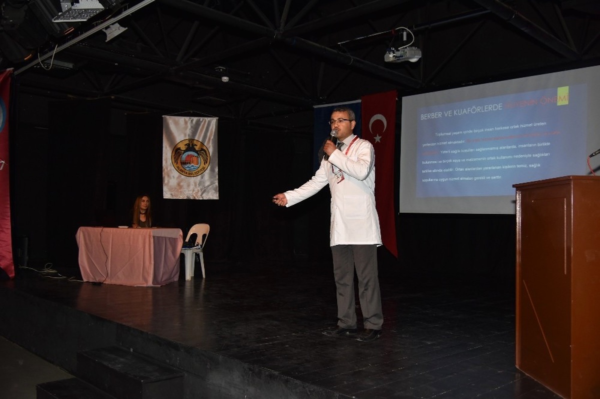 Alanya\'da Berber ve Kuaförlere Hijyen Semineri Verildi