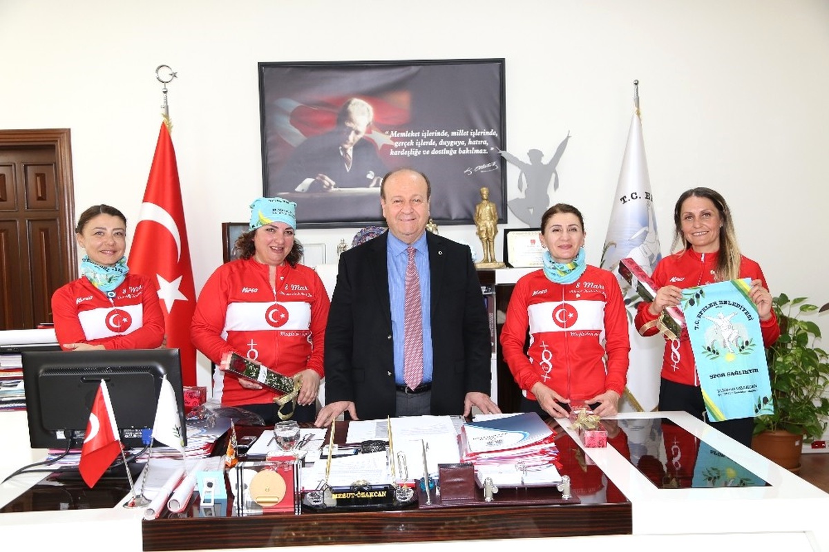 Atatürk İçin Yola Çıkan Bisikletçi Kadınlardan Başkan Özakcan\'a Ziyaret
