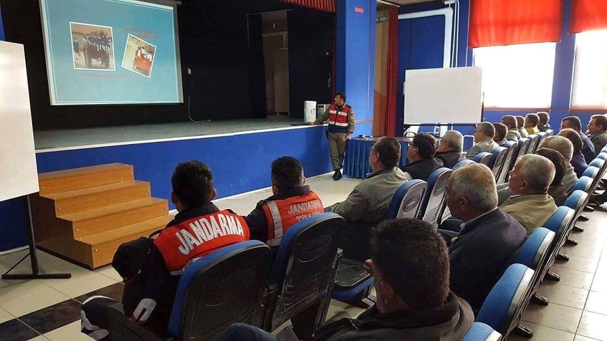 Ayvalık\'ta Jandarma Trafik Timlerinden Servis Şoförlerine Eğitim