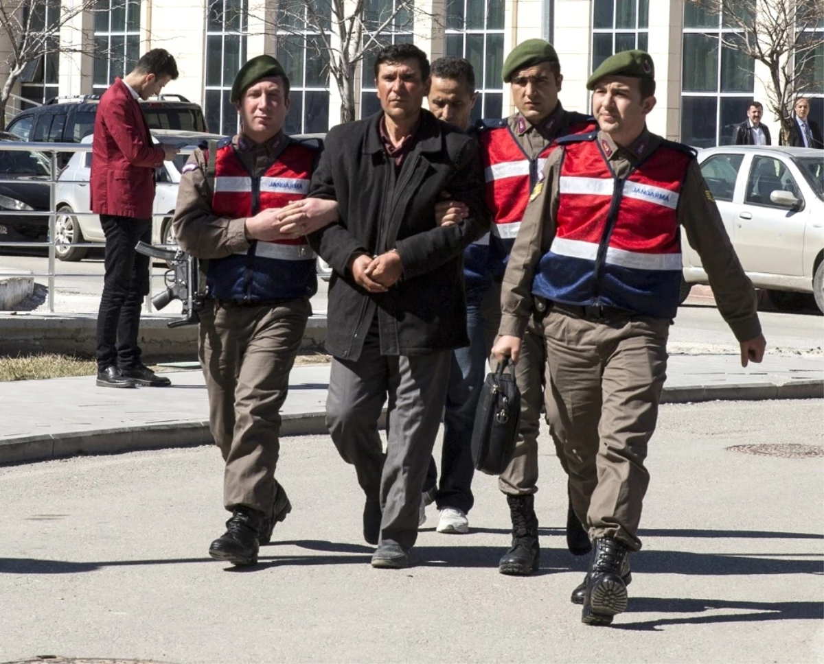 Babasını ve Amcasını Öldüren Zanlı Adliyeye Sevk Edildi