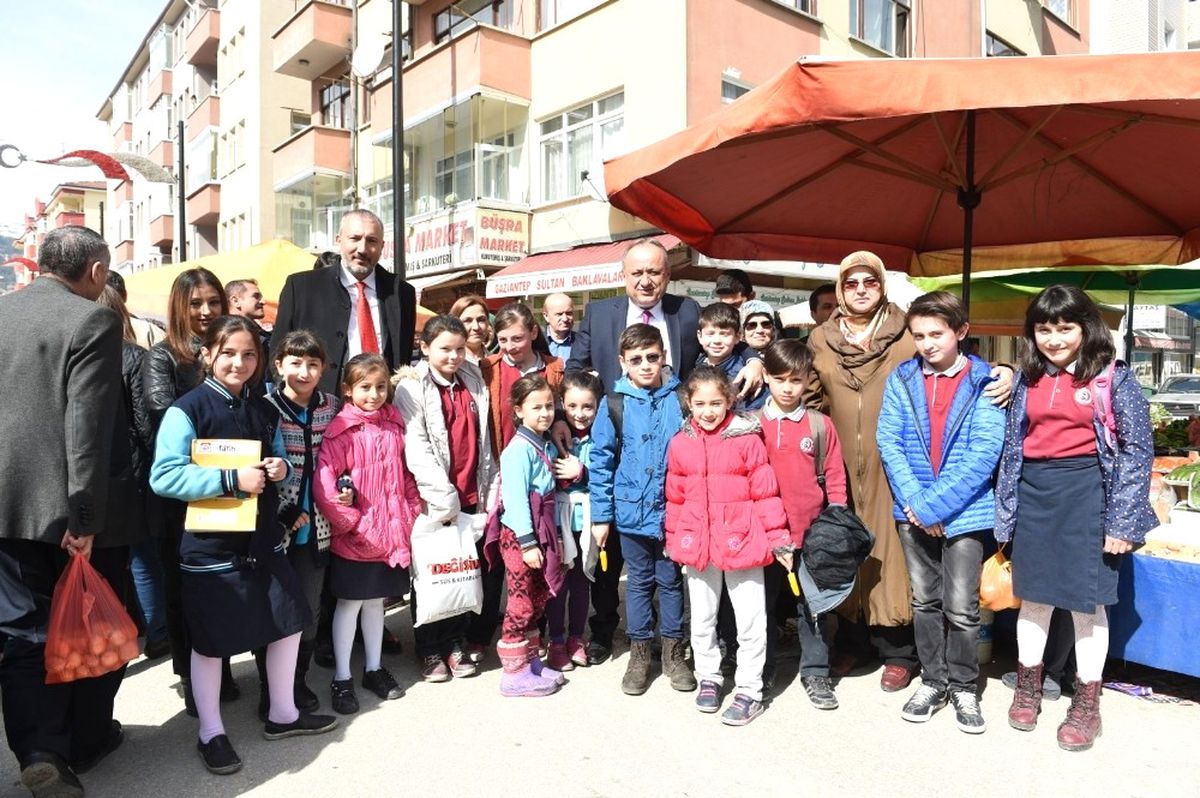 Belediye Başkanı Babaş, Salı Pazarında Esnaf ve Vatandaşları Ziyaret Etti