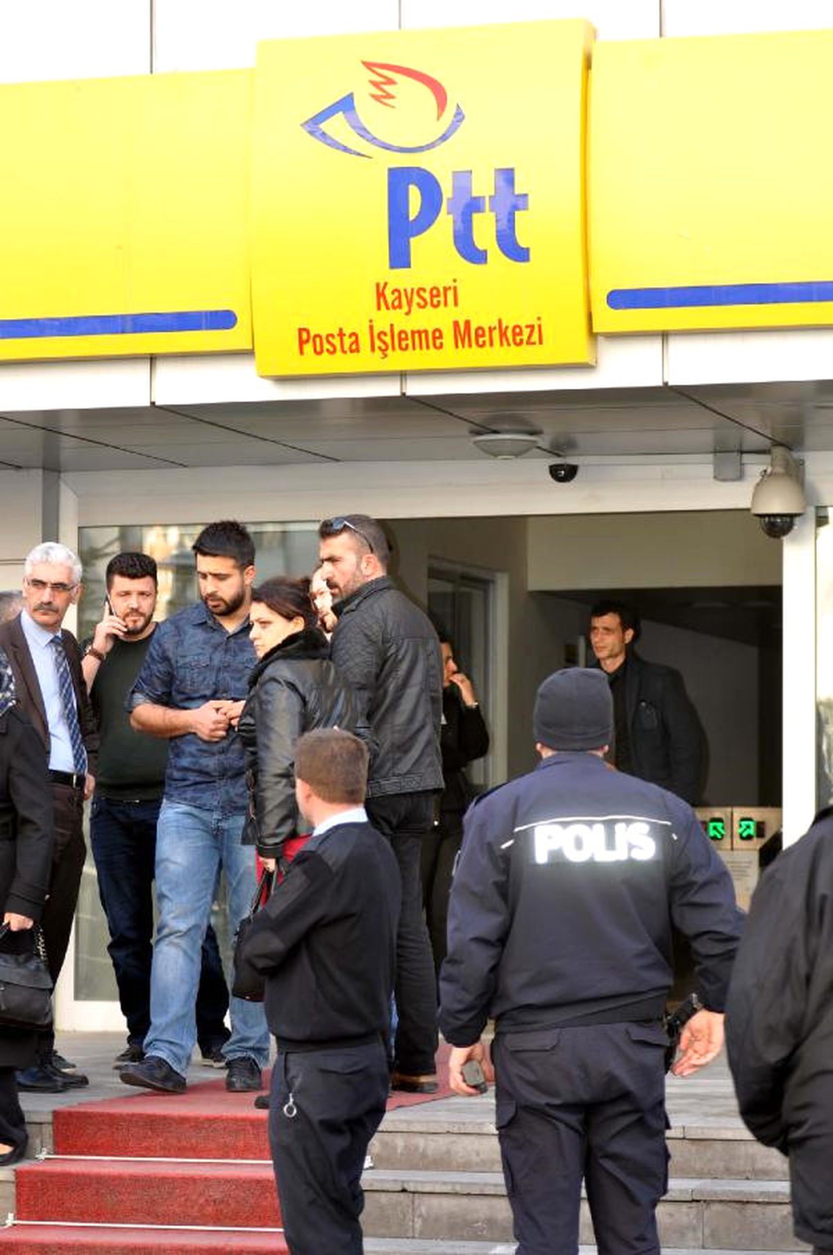 Bomba Sanılan Paketten Oyuncak Araba Kumandası Çıktı