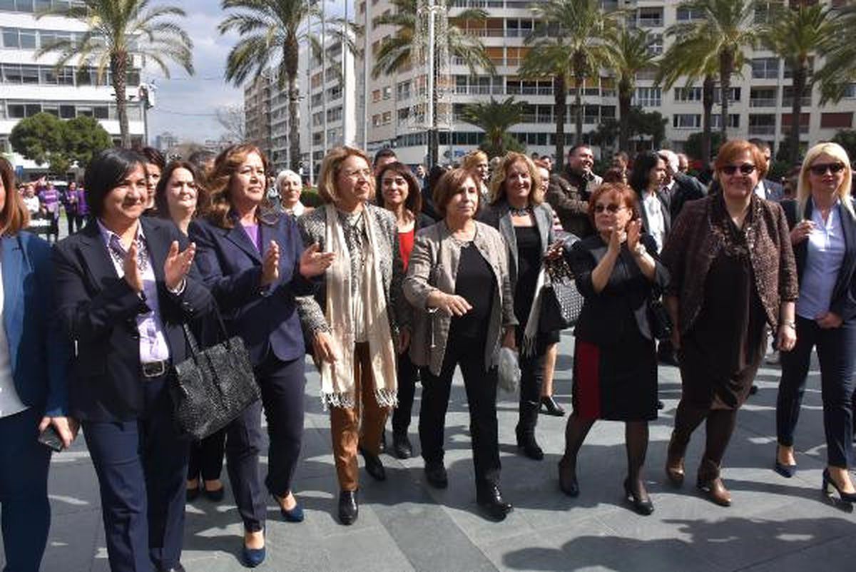 CHP\'li Kadınlar, 8 Mart\'ta Bedenleriyle \'Hayır\' Yazdı