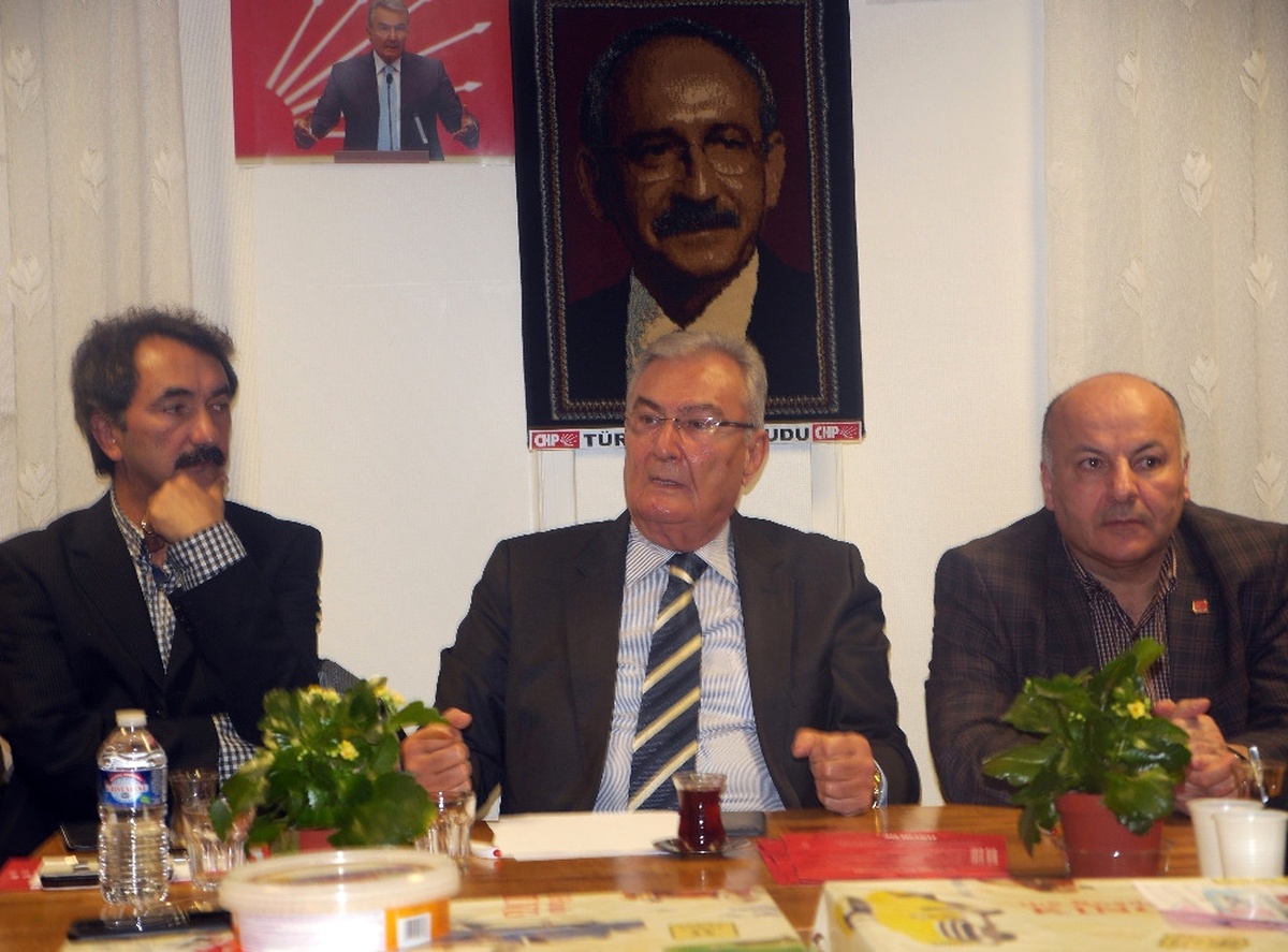 Deniz Baykal Fransa\'da Türk Vatandaşlarına Hitap Etti