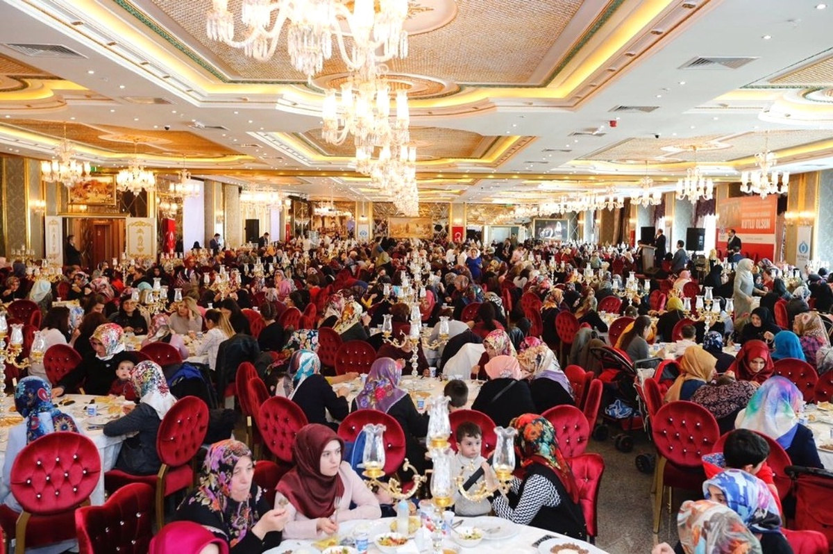 Dünya Kadınlar Günü\'nde Sultangazi\'de Kadınları Buluşturan Yemek