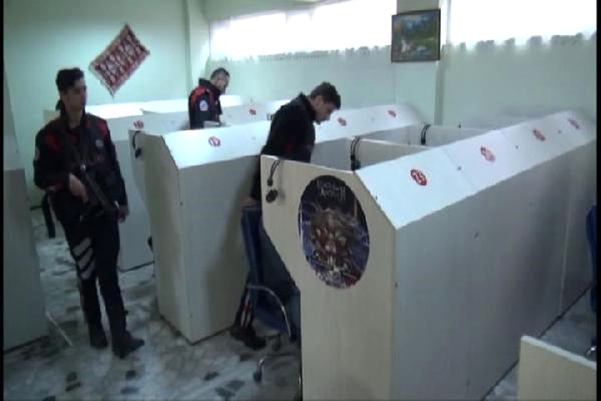 Esenyurt\'ta İnternet Kafe ve Oyun Salonlarına Polis Uygulaması...