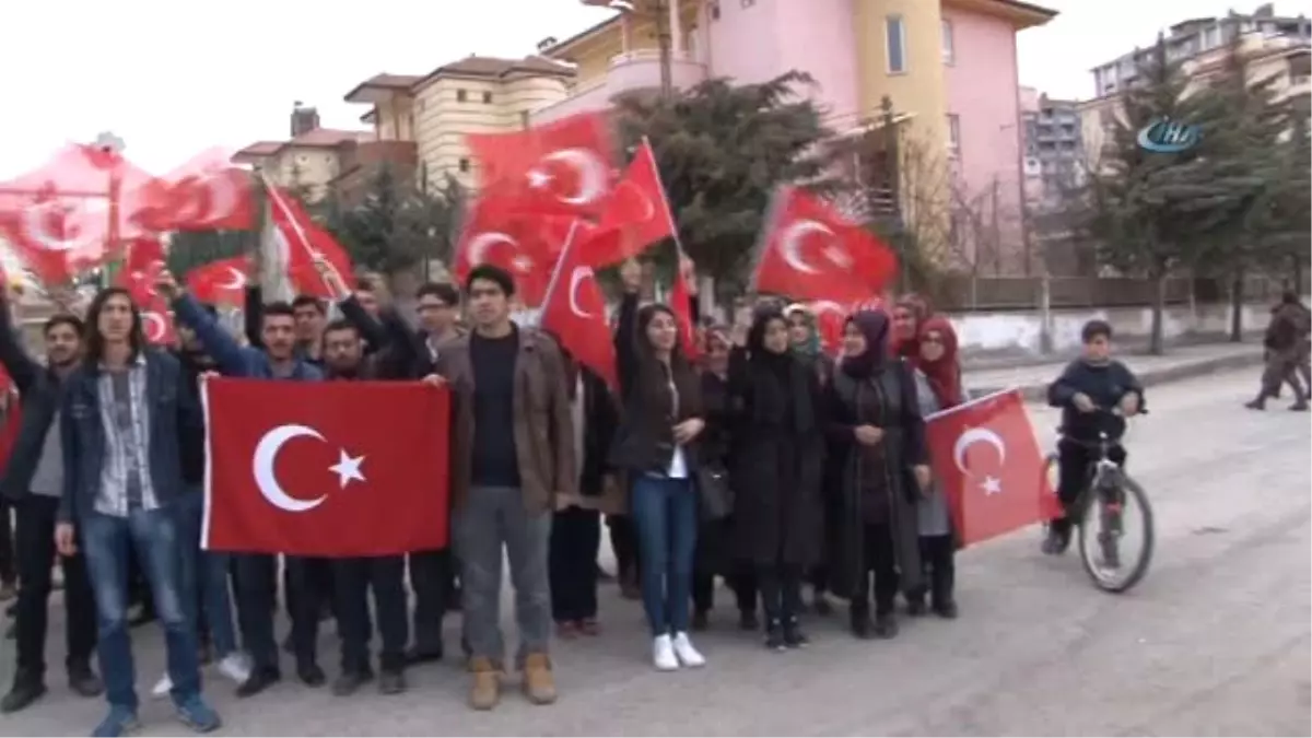 Fetö\'cü Askerlere Türk Bayraklı Protesto