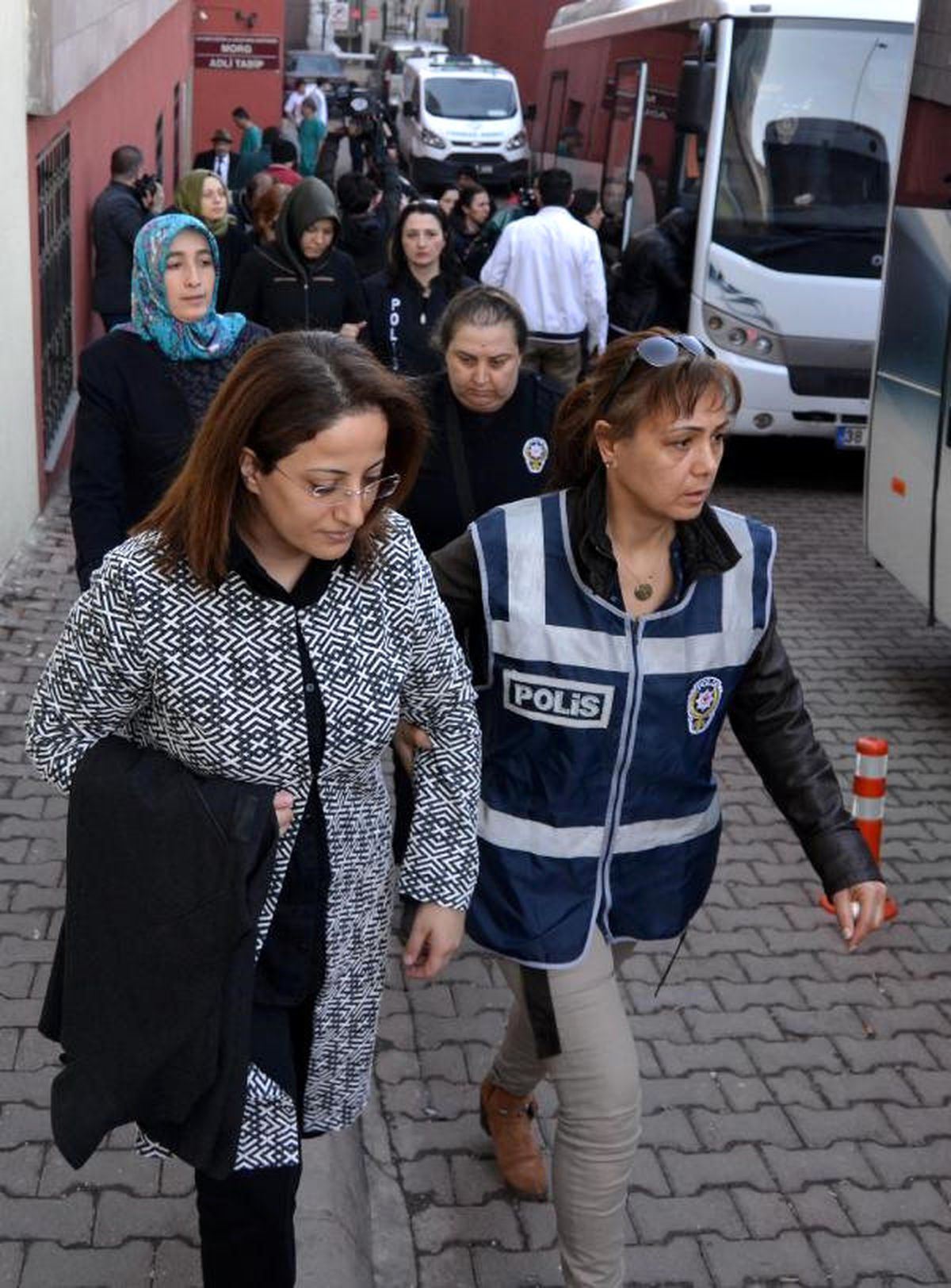 Fetö Şüphelisi 21 Kadın Öğretmen Adliyeye Sevkedildi