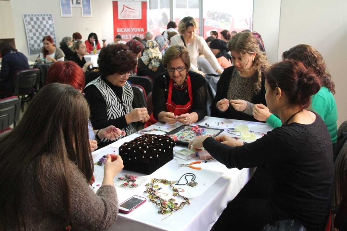 Gaziemir\'de Semt Evleri Kadınları Hayata Bağladı