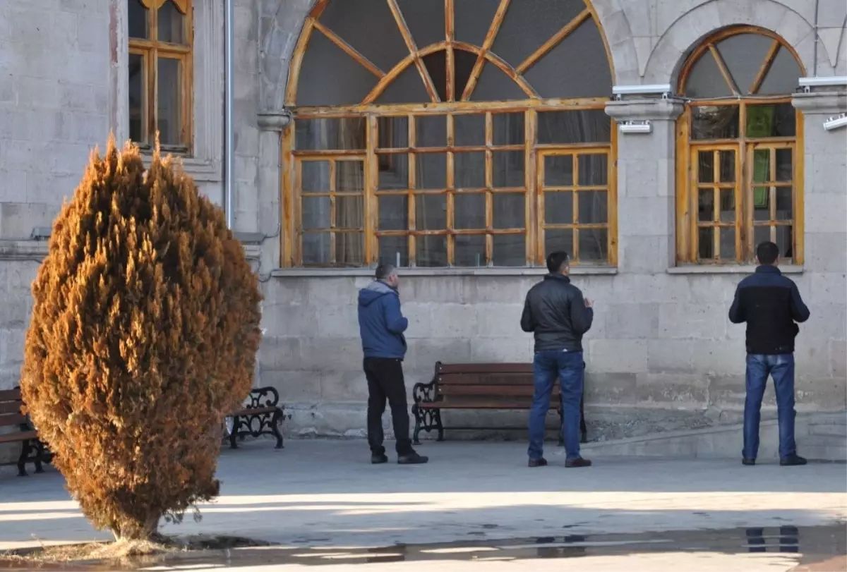 Harakani Türbesi Ziyaretçi Akınına Uğruyor