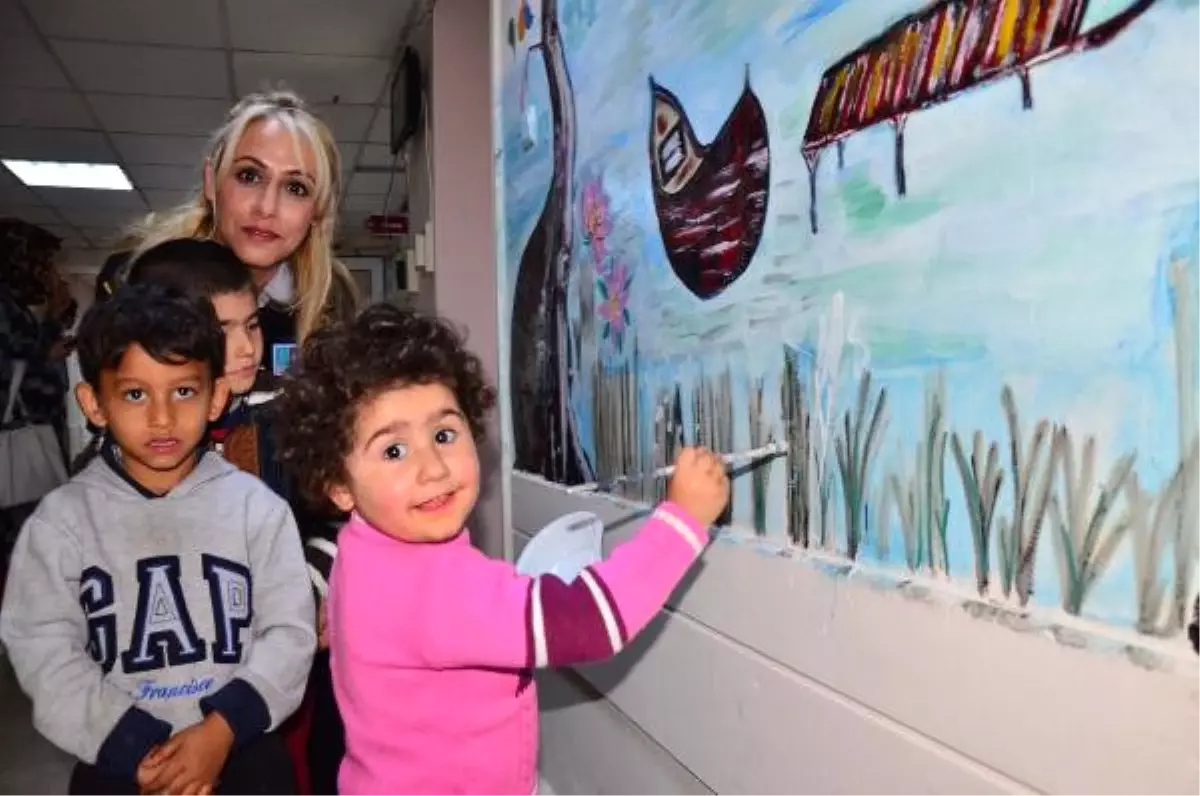 Hastane Acil Servisinin Duvarları Tuval Oldu