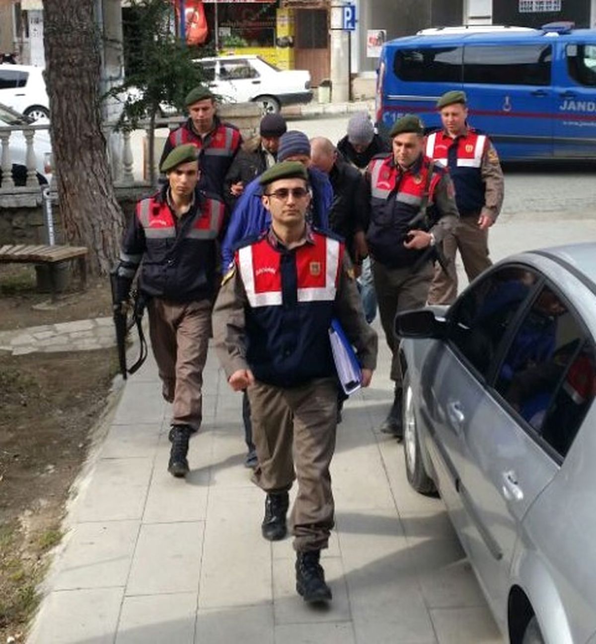 İzmir\'de Göçmen Kaçakçısı 7 Kişi Yakalandı
