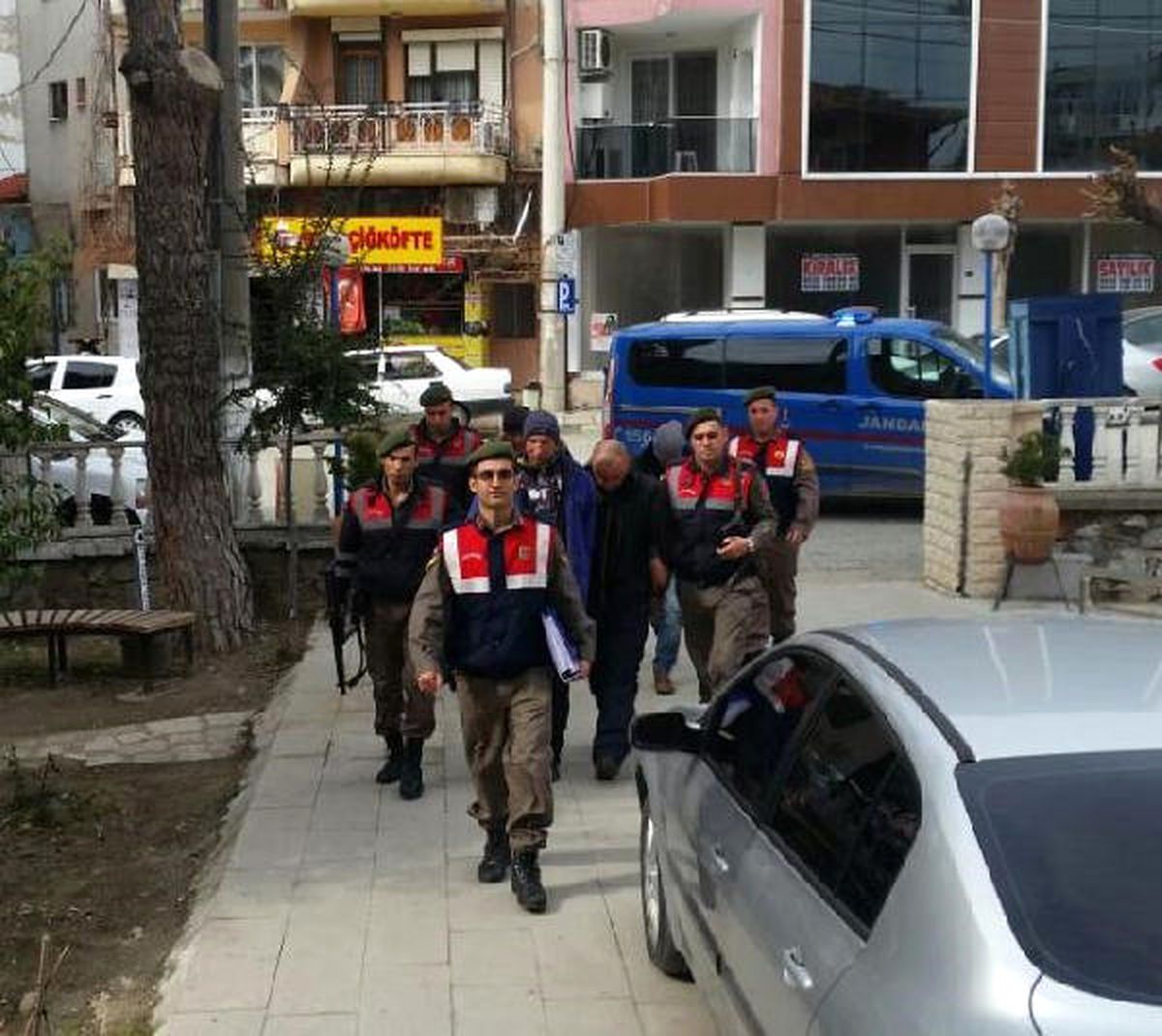 İzmir\'de Jandarma 2 Günde 145 Kaçağı Yakaladı