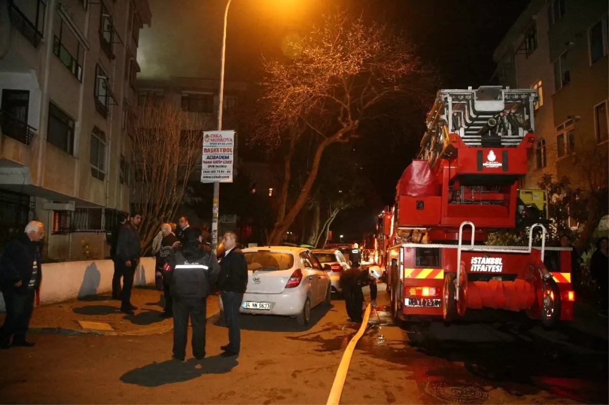 Kadıköy\'de 4 Katlı Binanın Çatısı Alev Alev Yandı