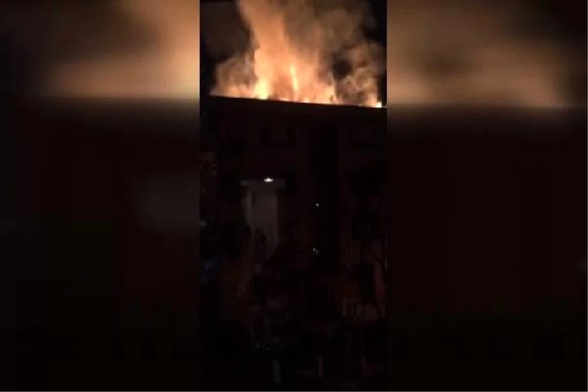 Kadıköy\'de Korkutan Çatı Yangını