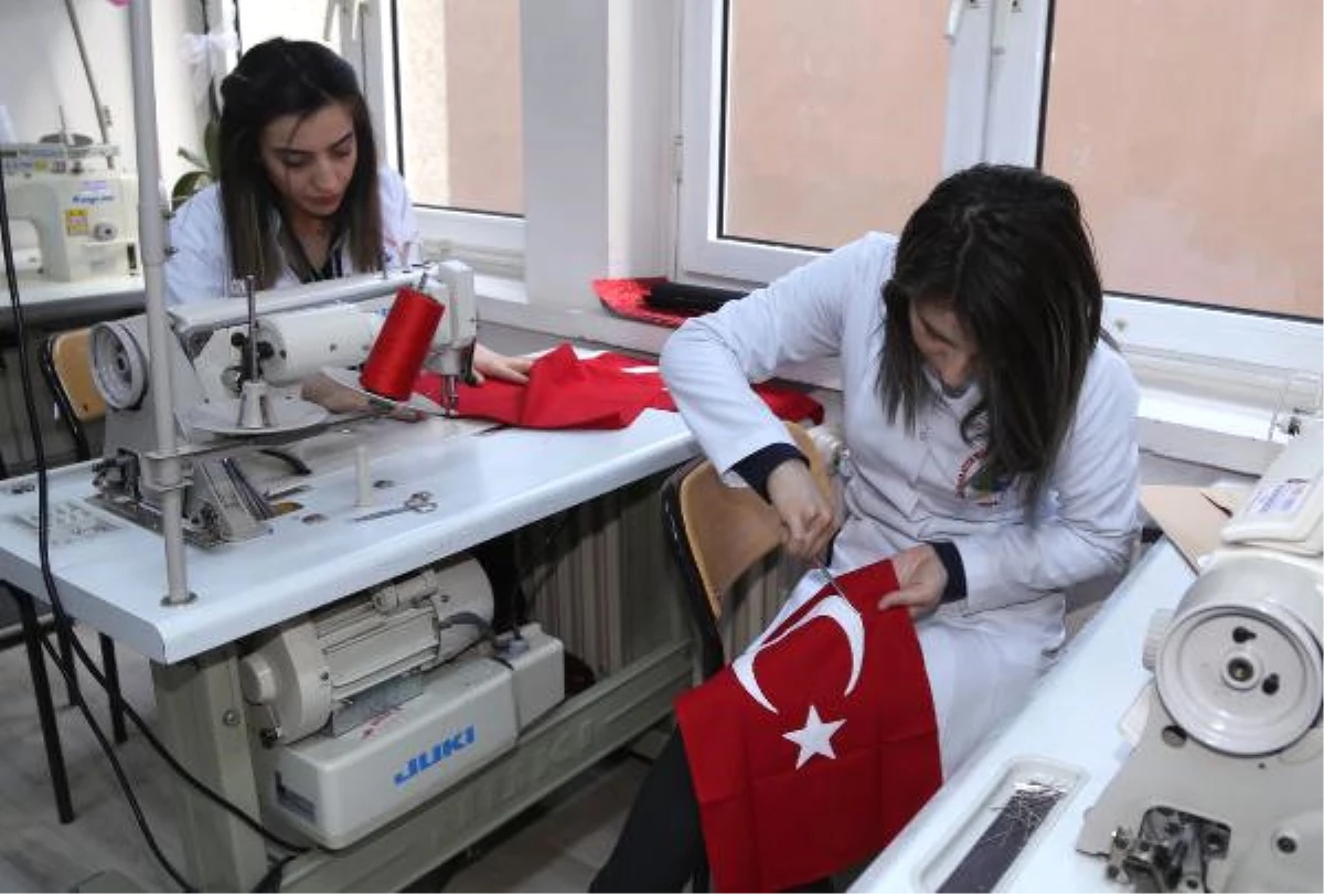 Kız Öğrenciler Şehitler İçin 250 Türk Bayrağı Dikti