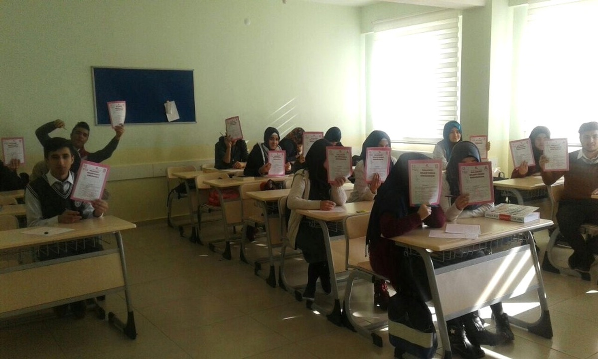 Malazgirt\'te Öğrencilere Kitapçık Desteği