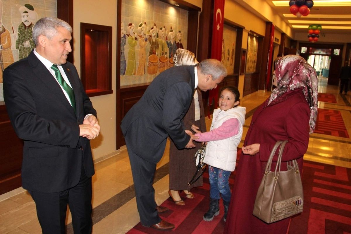 Manisa\'da 70 Koruyucu Aile Törenle Sertifika Aldı