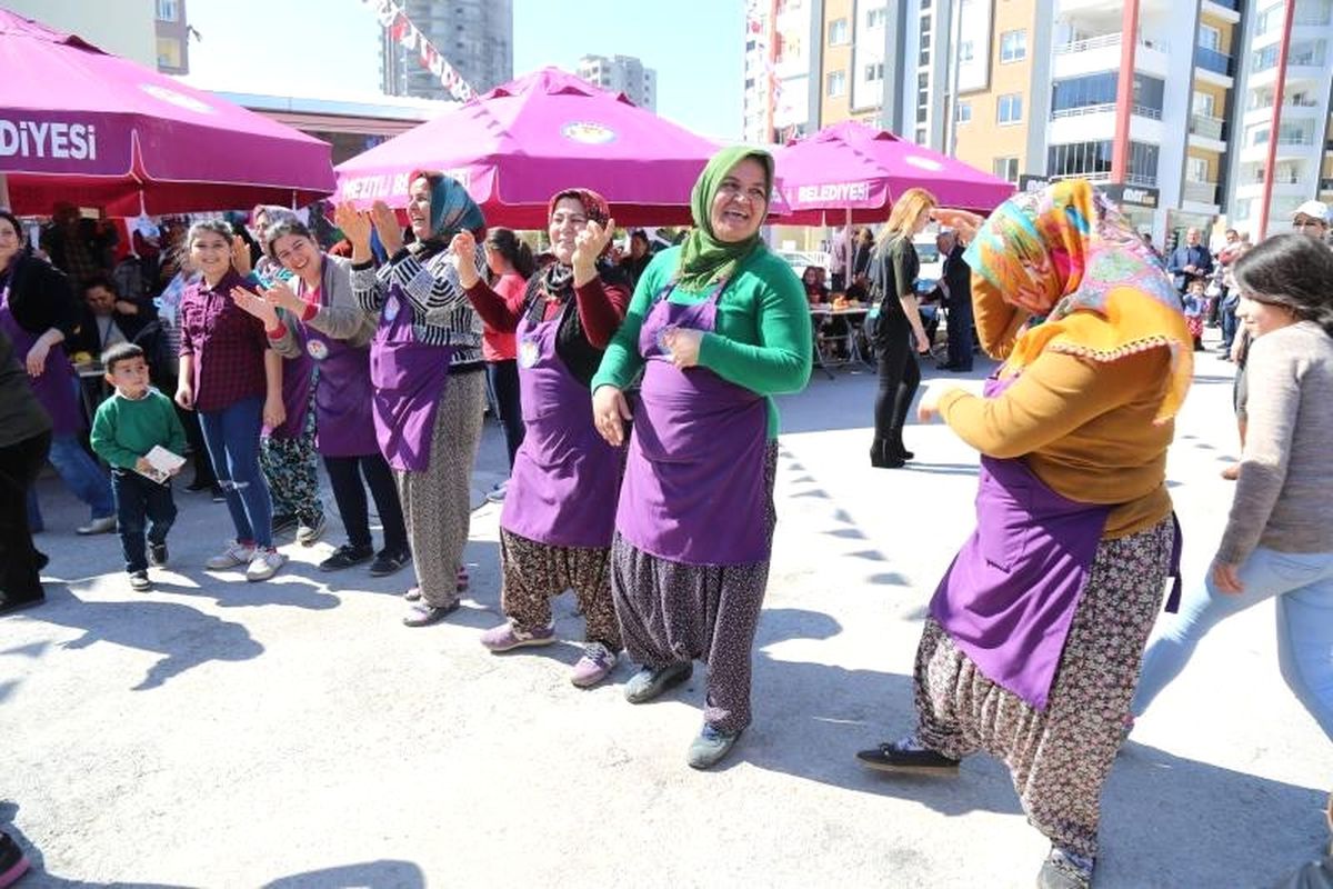 Mersin\'de Üretici Kadınlar, Şalvarla Zumba Dansı Yaptı