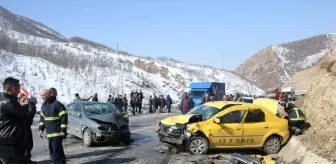 Araçlar Kafa Kafaya Çarpıştı: 1 Kişi Hayatını Kaybetti, 6 Kişi Yaralandı