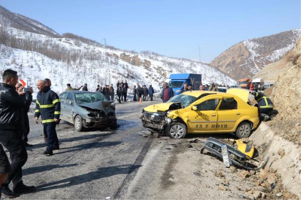 Araçlar Kafa Kafaya Çarpıştı: 1 Kişi Hayatını Kaybetti, 6 Kişi Yaralandı