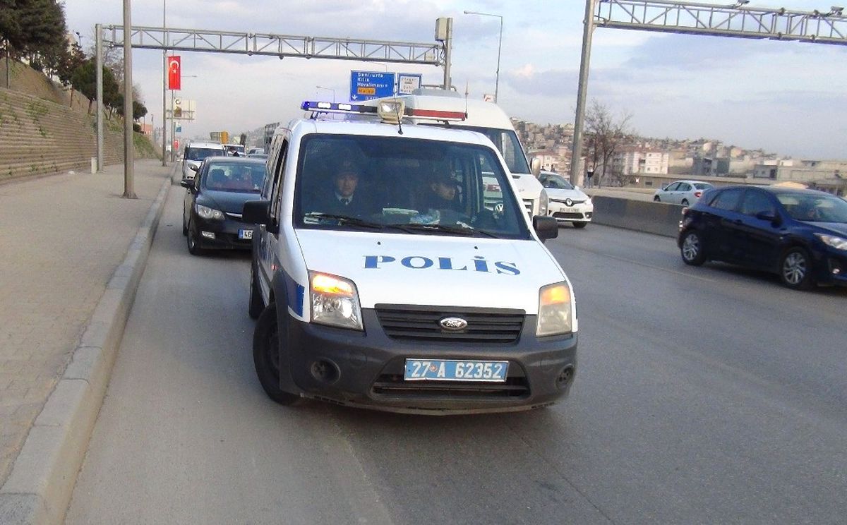 Polisin \'Dur\' İhtarına Uymayan Sürücü Silahını Atarak Kaçmaya Çalıştı