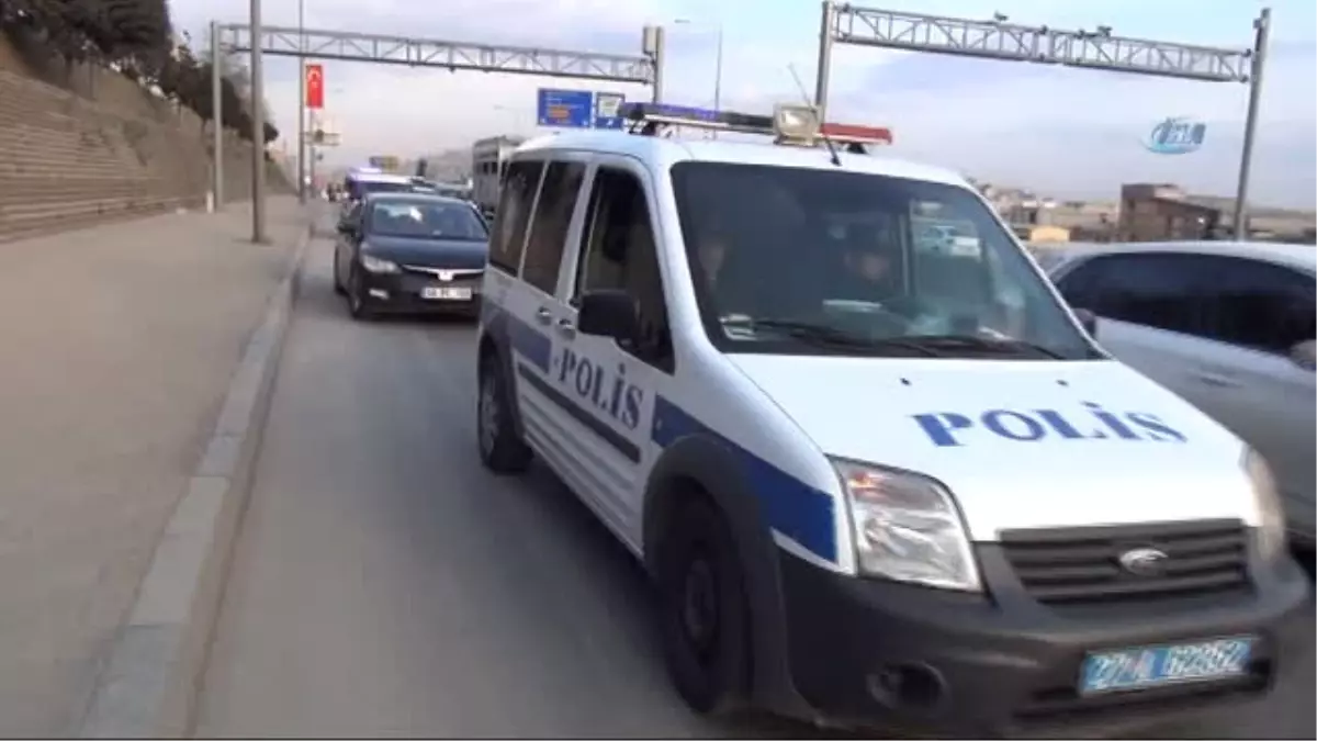 Polisin \'Dur\' İhtarına Uymayan Sürücü Silahını Atarak Kaçmaya Çalıştı