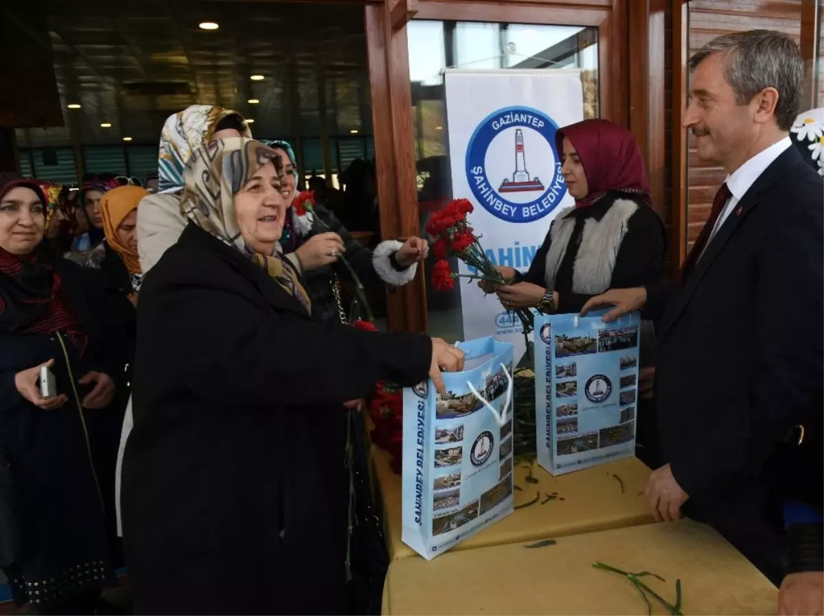 Şahinbeyli Kadınlara Çiçek ve Hediyeler Verildi