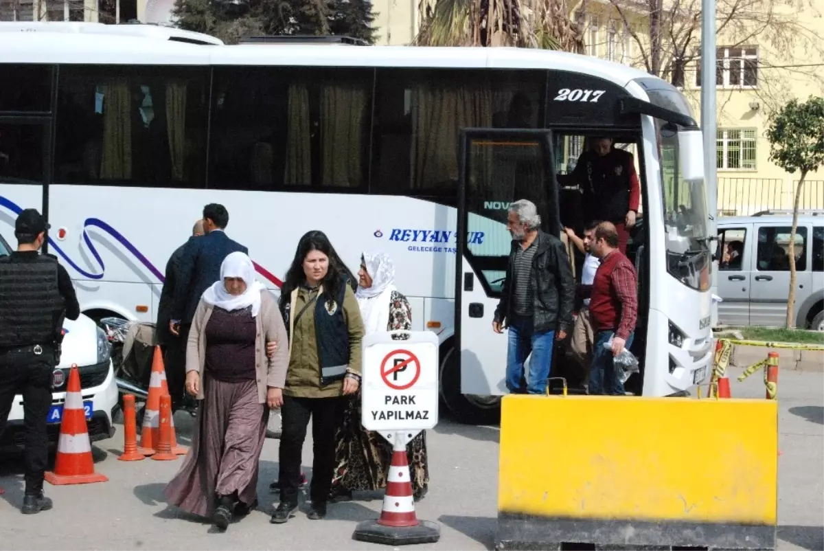 Şanlıurfa\'da Gözaltına Alınan 21 Kadın Adliyeye Sevk Edildi