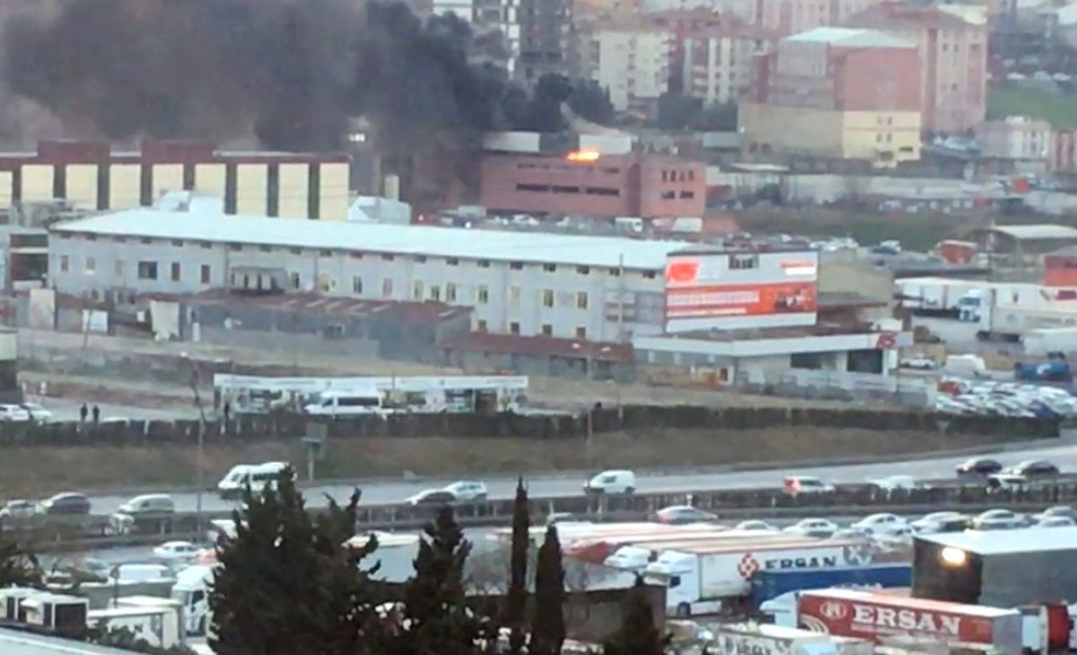 Sefaköy\'de Yangın Paniği