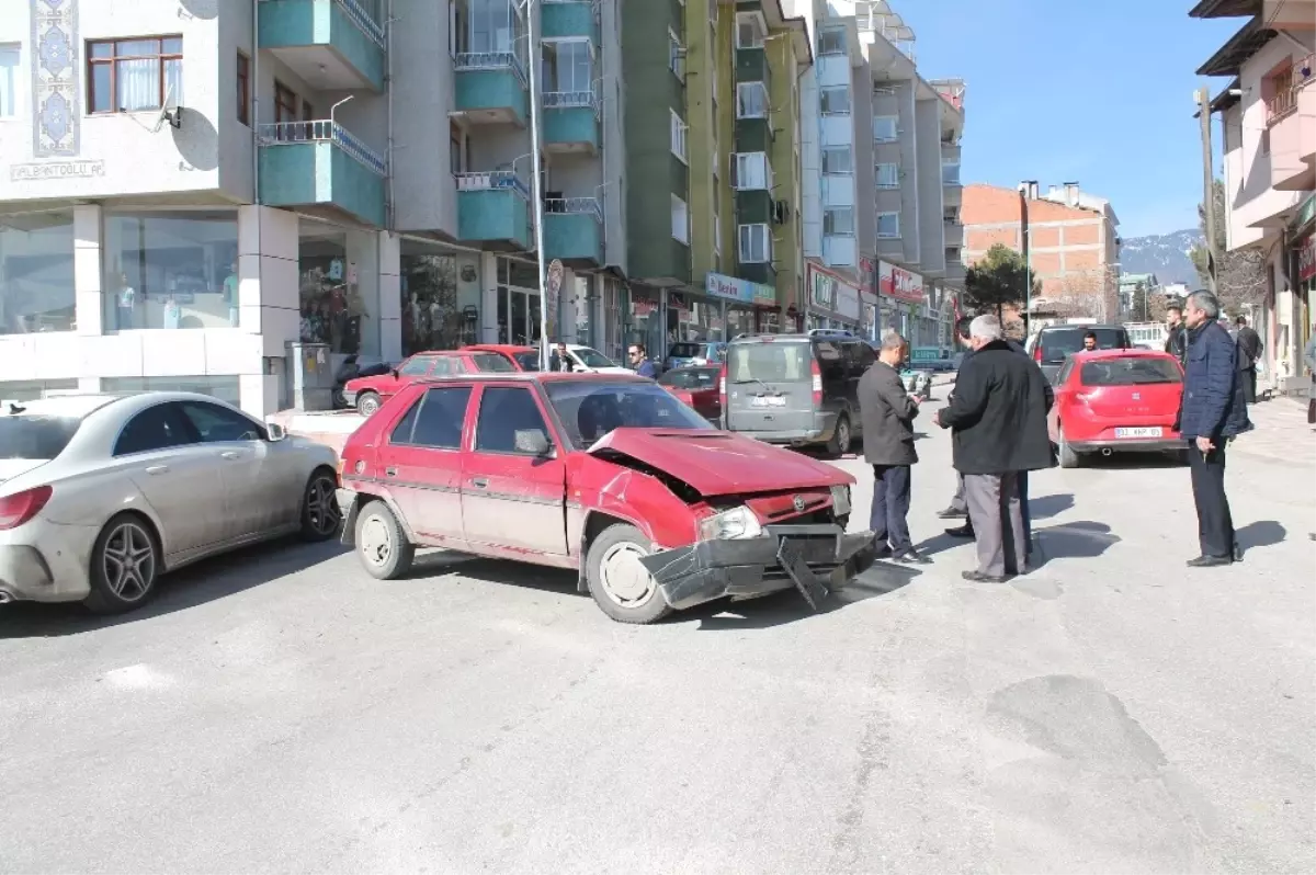 Tosya\'da Maddi Hasarlı Trafik Kazası Meydana Geldi