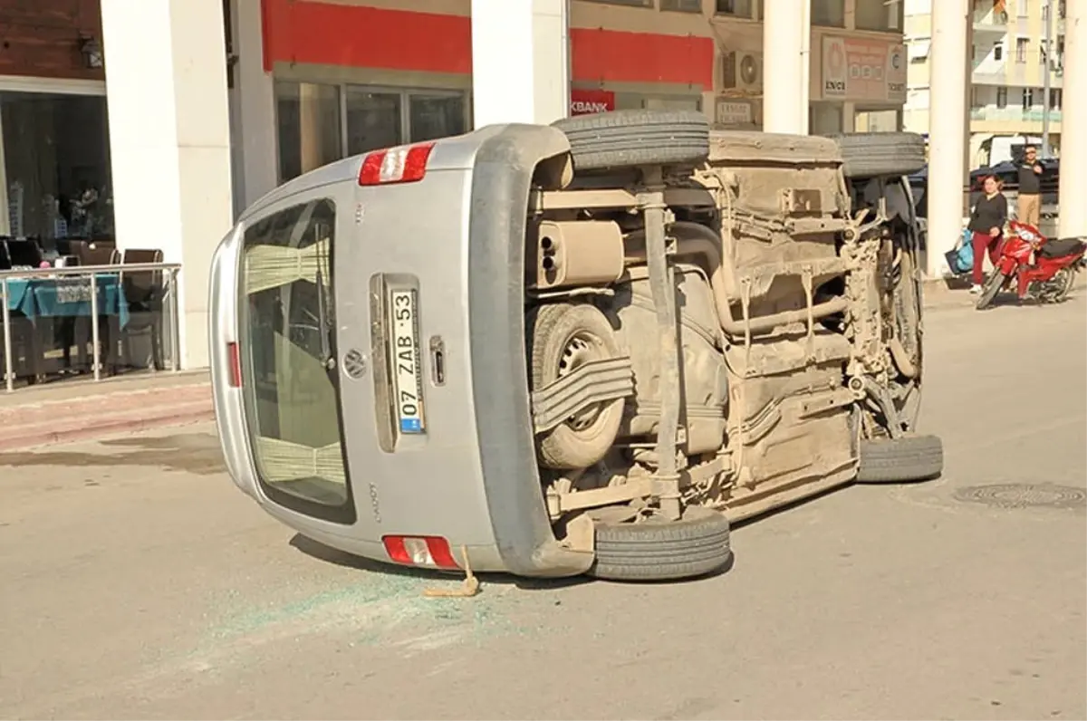 Yaşlı Sürücü Park Halindeki Araca Çarptı: 1 Yaralı