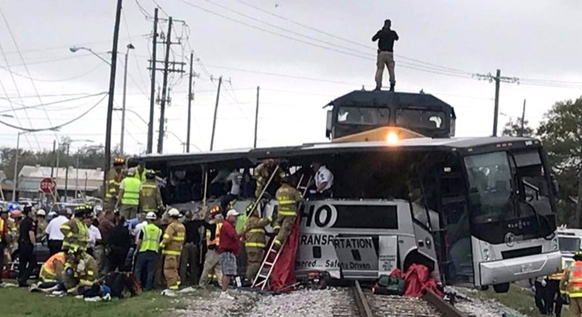 ABD\'de Yük Treni Yolcu Otobüsüne Çarptı