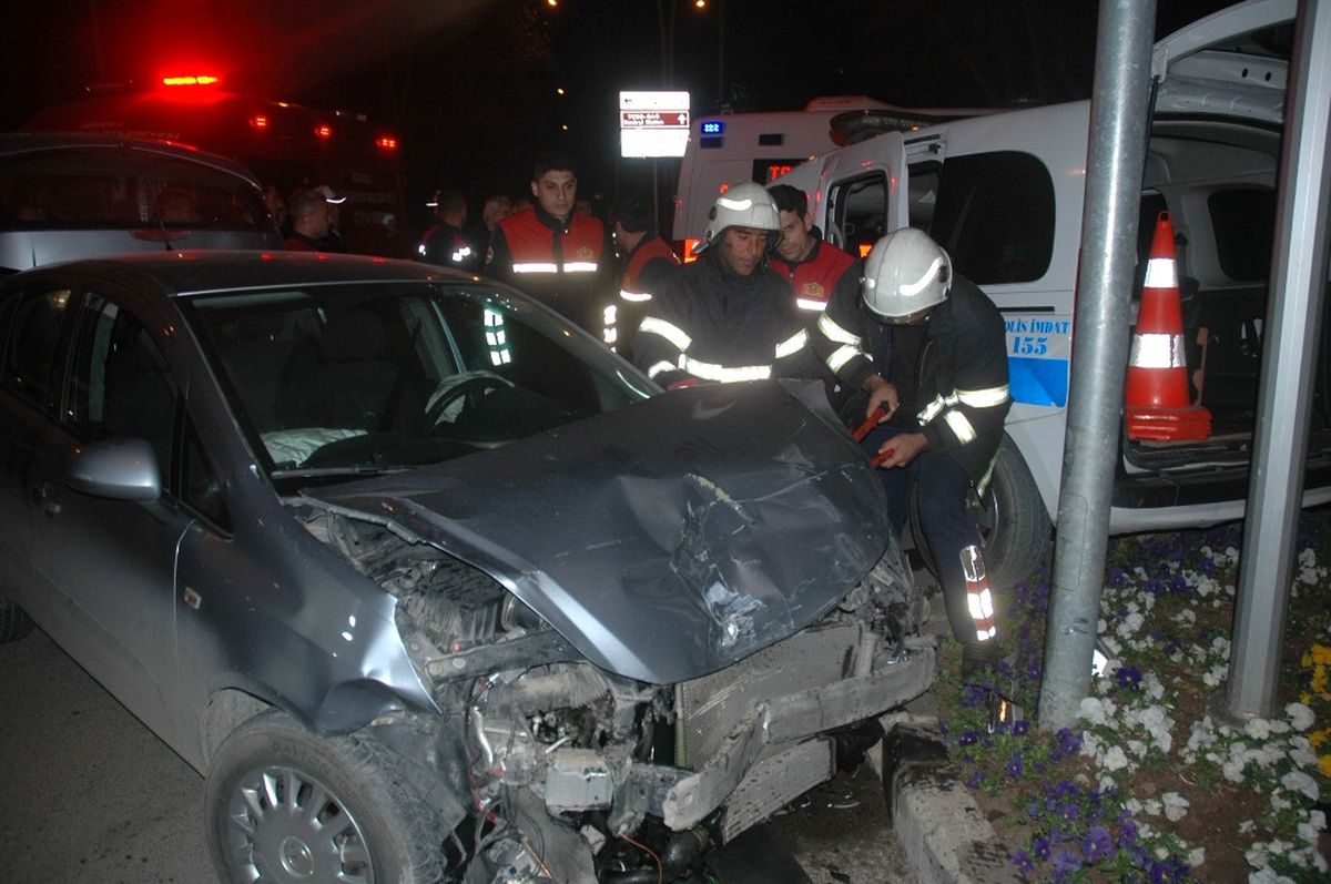 Adana\'da Trafik Kazası: 3 Polis Yaralandı