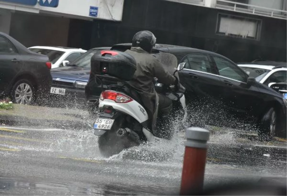 Aşırı Yağış İzmir\'i Etkisi Altına Aldı