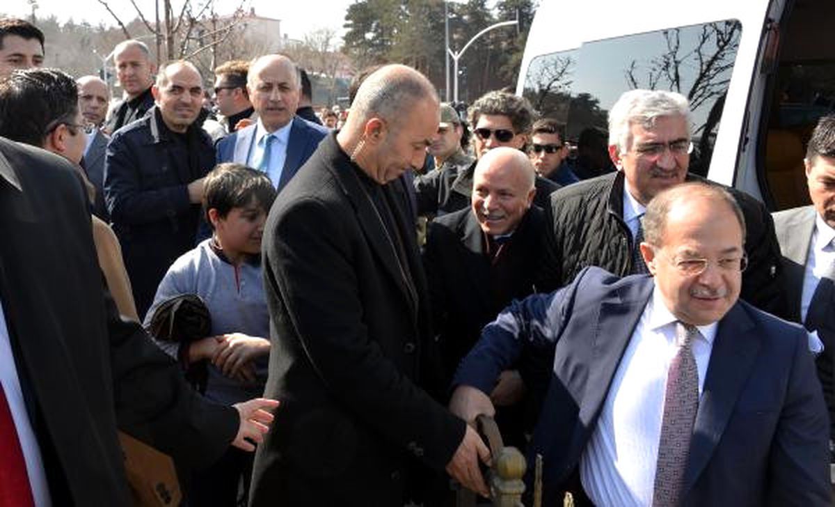 Bakan Akdağ Protokolü Bekletip, Kadınlara Karanfil Verdi
