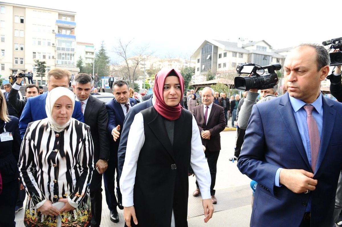 Kadın İşçilerin Cenazesine Katılan Bakan Kaya: Kadınlar Günü\'nü Buruk Kutluyoruz
