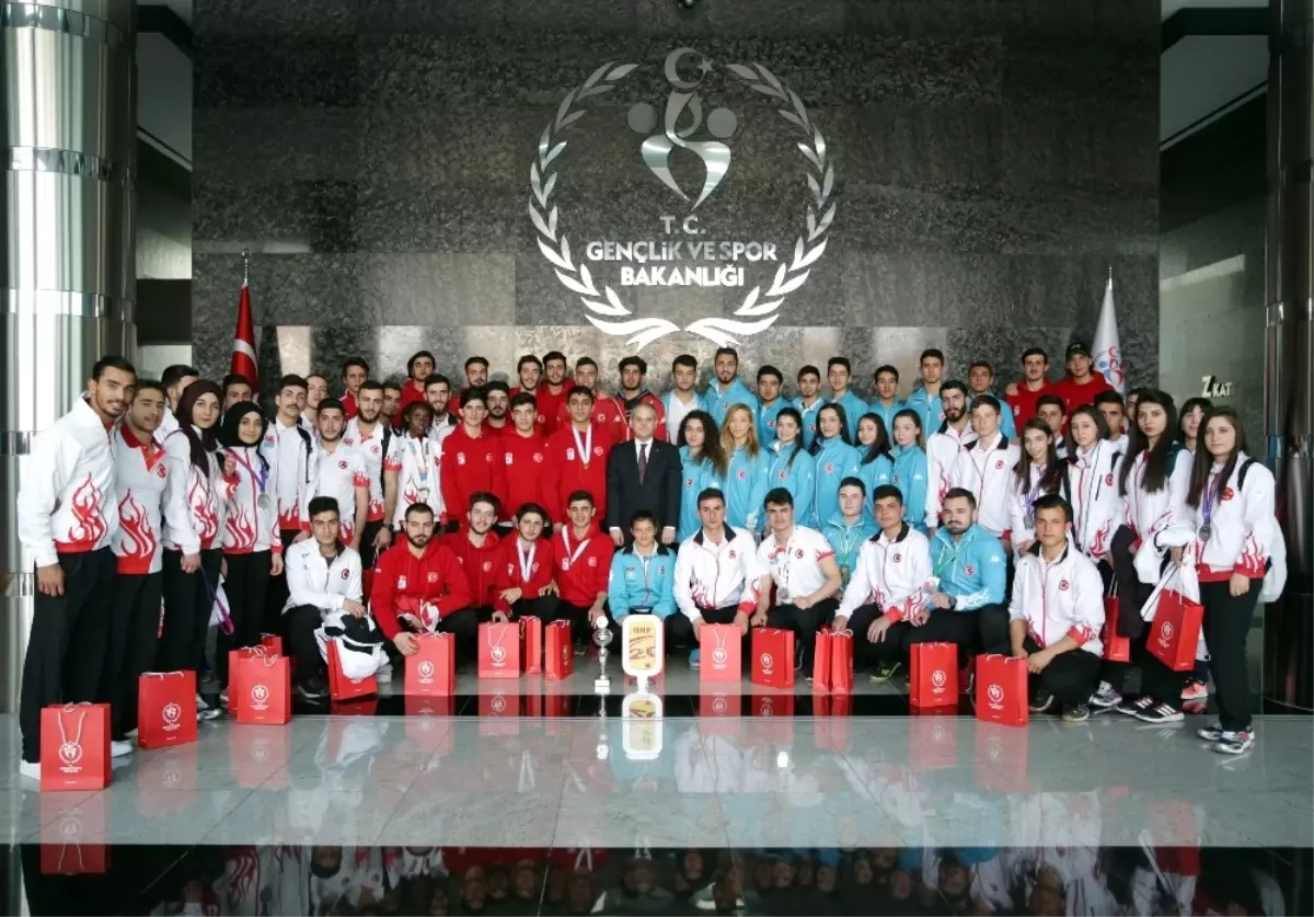 Bakan Kılıç, Başarılı Sporcuları Kabul Etti