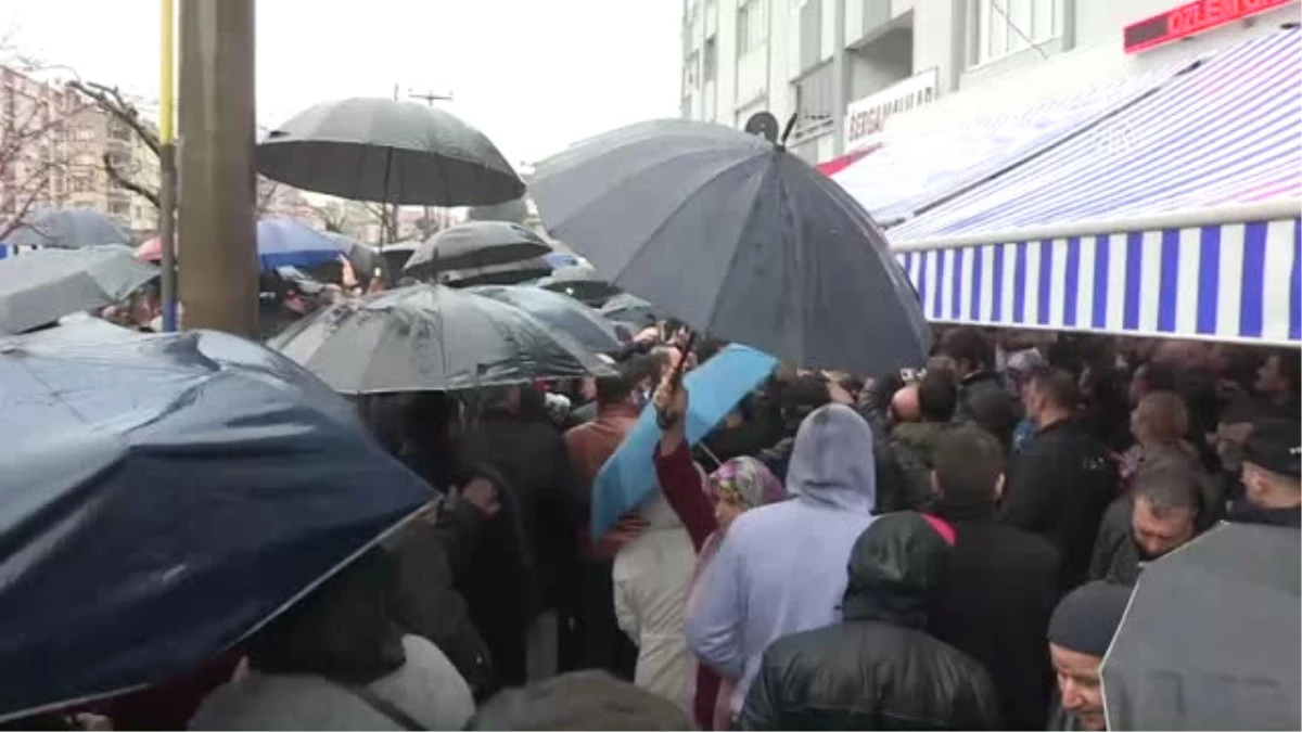 Başbakan Yıldırım, Bergama\'da Bir Kafe Önünde Toplanan Vatandaşlara Hitap Etti