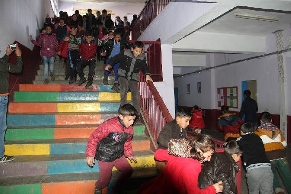 Başkale Yibo\'da Gerçeği Aratmayan Yangın ve Deprem Tatbikatı