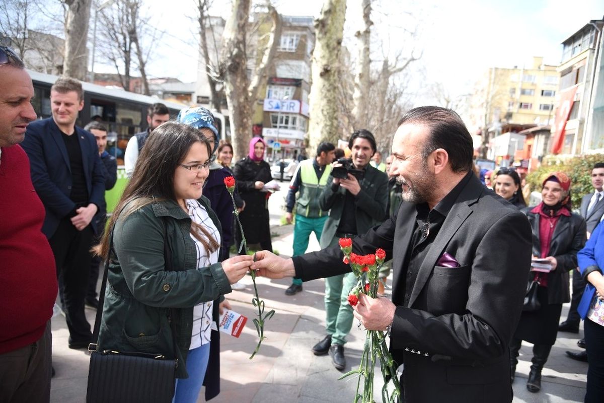 Başkan Doğan, İzmitli Kadınlara Karanfil Hediye Etti