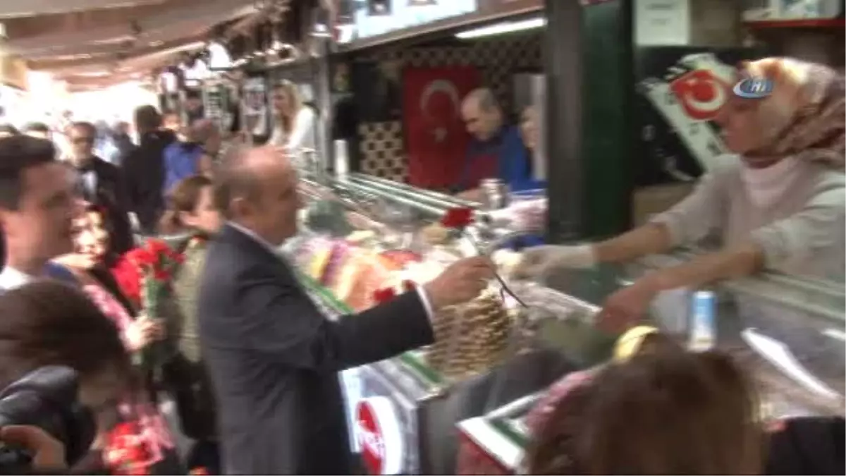 Başkan Kadir Topbaş, Kadınlara Karanfil Hediye Etti