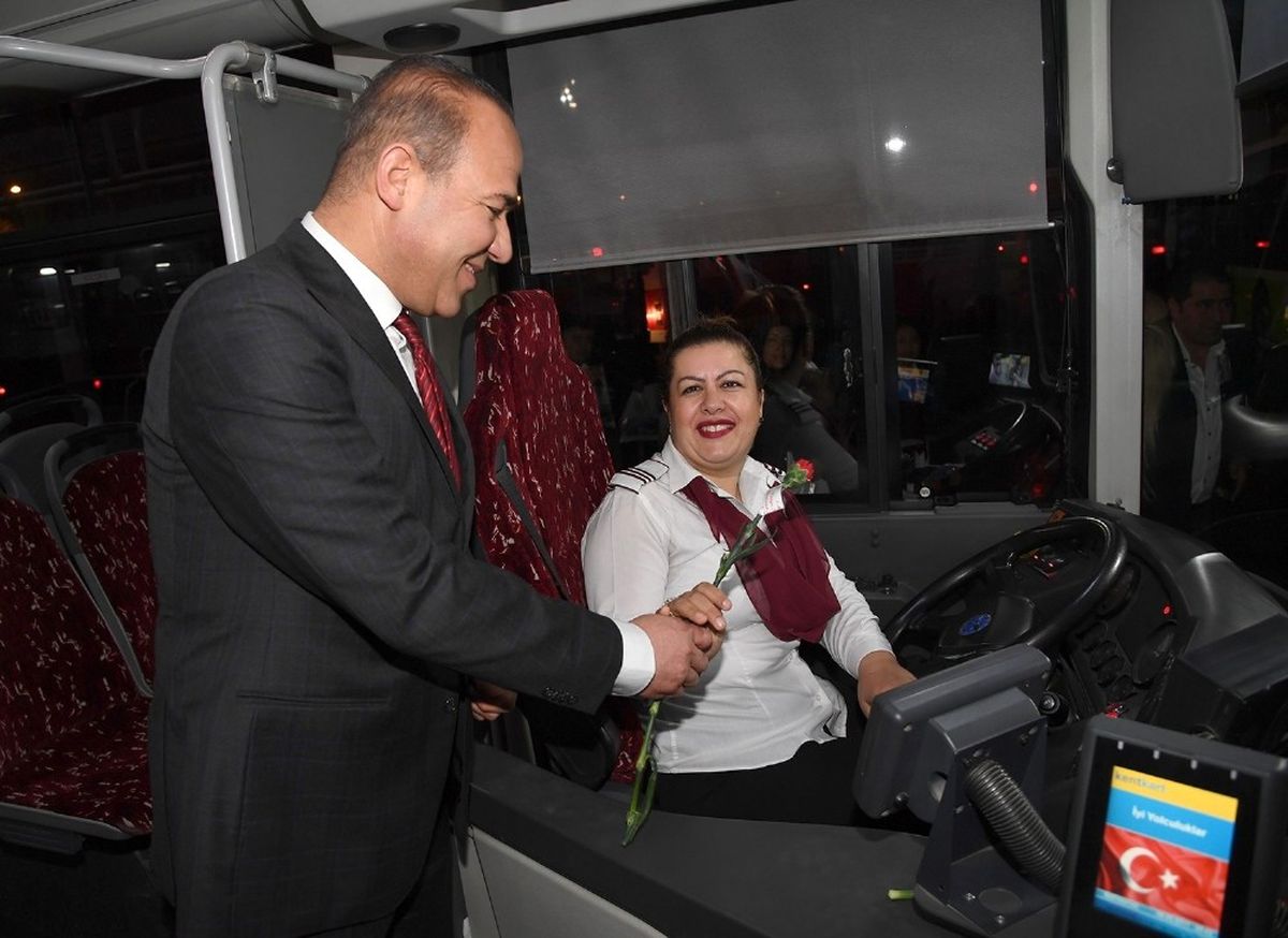 Başkan Sözlü\'den Kadın Şoförlere Jest