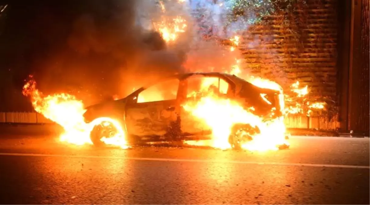 Bayrampaşa\'da Otomobil Alev Alev Yandı