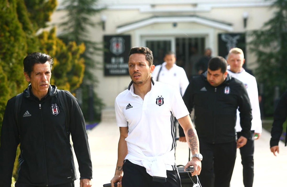 Beşiktaş Yunanistan\'a Gitti: Caner Erkin de Kadroda