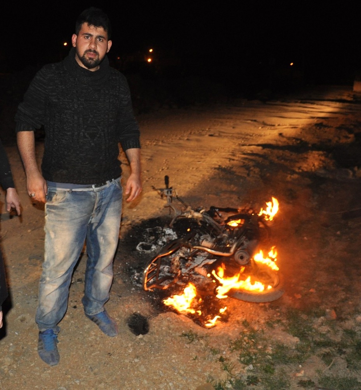 Borcunu Ödemeyen Arkadaşının Çalıntı Motosikletini Ateşe Verdi
