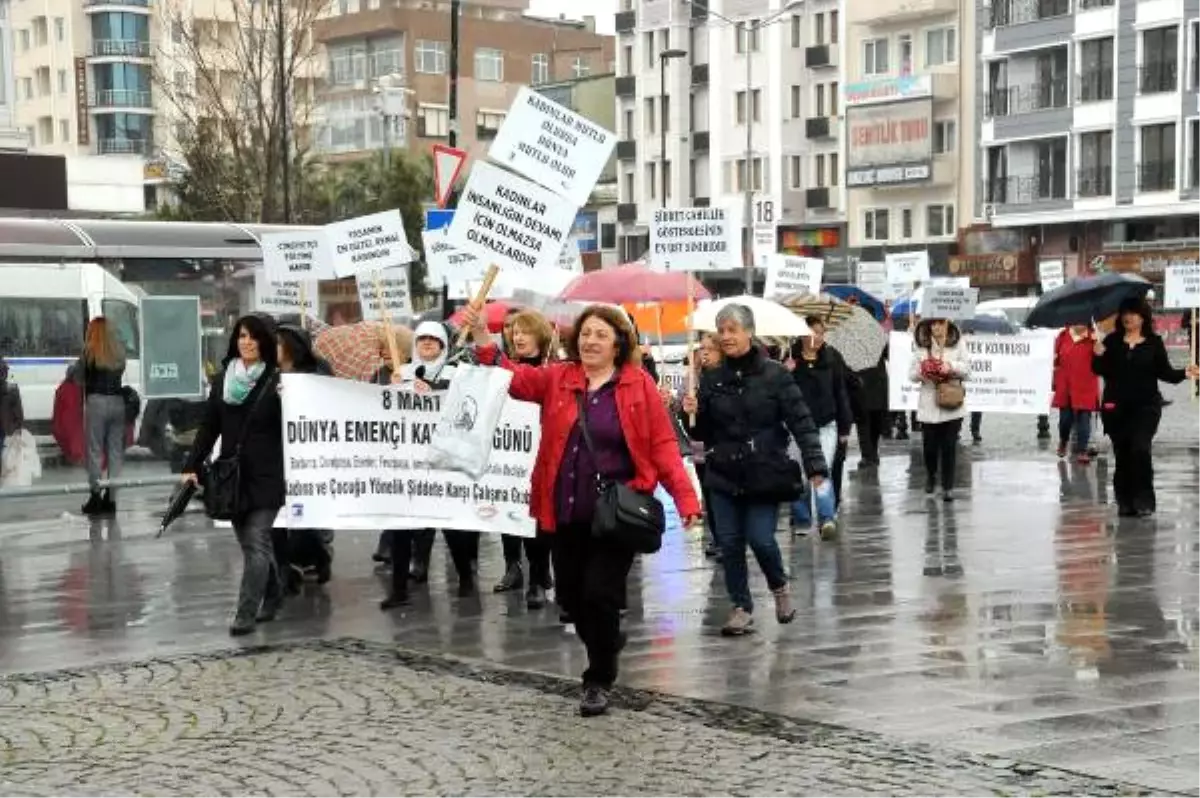 Çanakkaleli Kadınlardan Yağmur Altında Tiyatrolu Kutlama