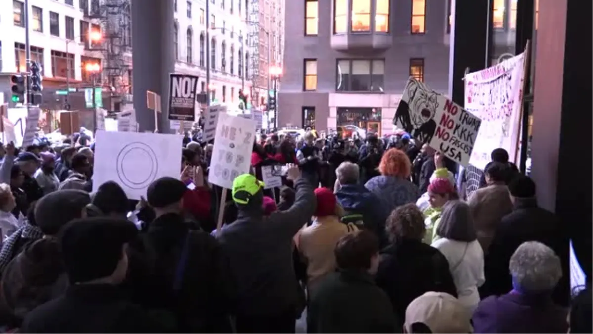 Chicago\'dan Trump\'a Şok: İki Ayrı Protestonun Hedefi Oldu